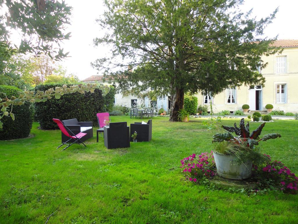 Saint-Saturnin-du-Bois Les 2 Madeleine B&B 외부 사진