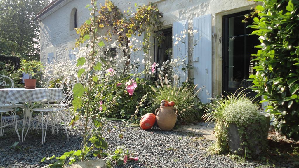 Saint-Saturnin-du-Bois Les 2 Madeleine B&B 외부 사진