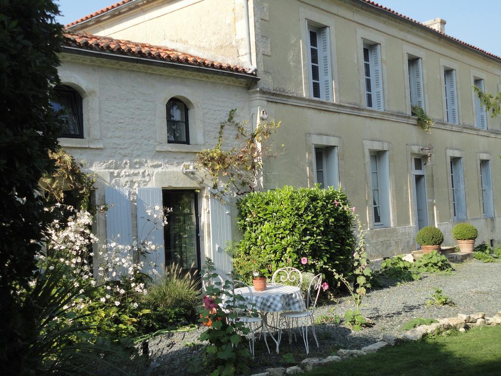 Saint-Saturnin-du-Bois Les 2 Madeleine B&B 외부 사진