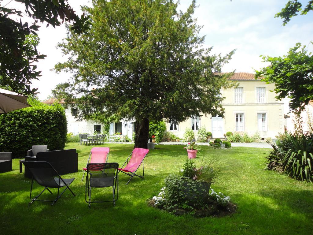 Saint-Saturnin-du-Bois Les 2 Madeleine B&B 외부 사진