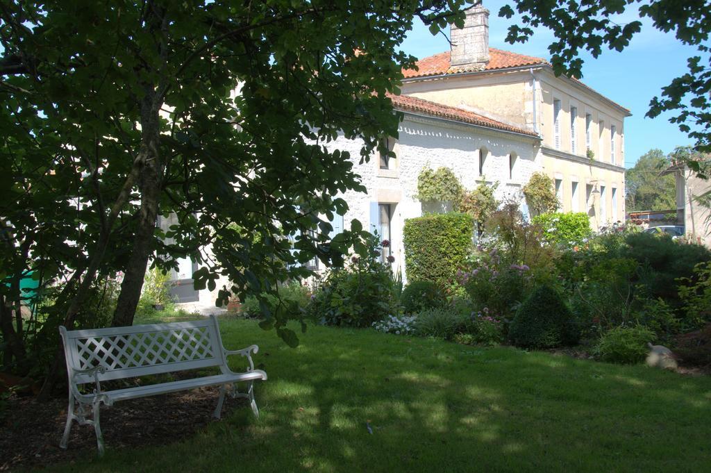 Saint-Saturnin-du-Bois Les 2 Madeleine B&B 외부 사진