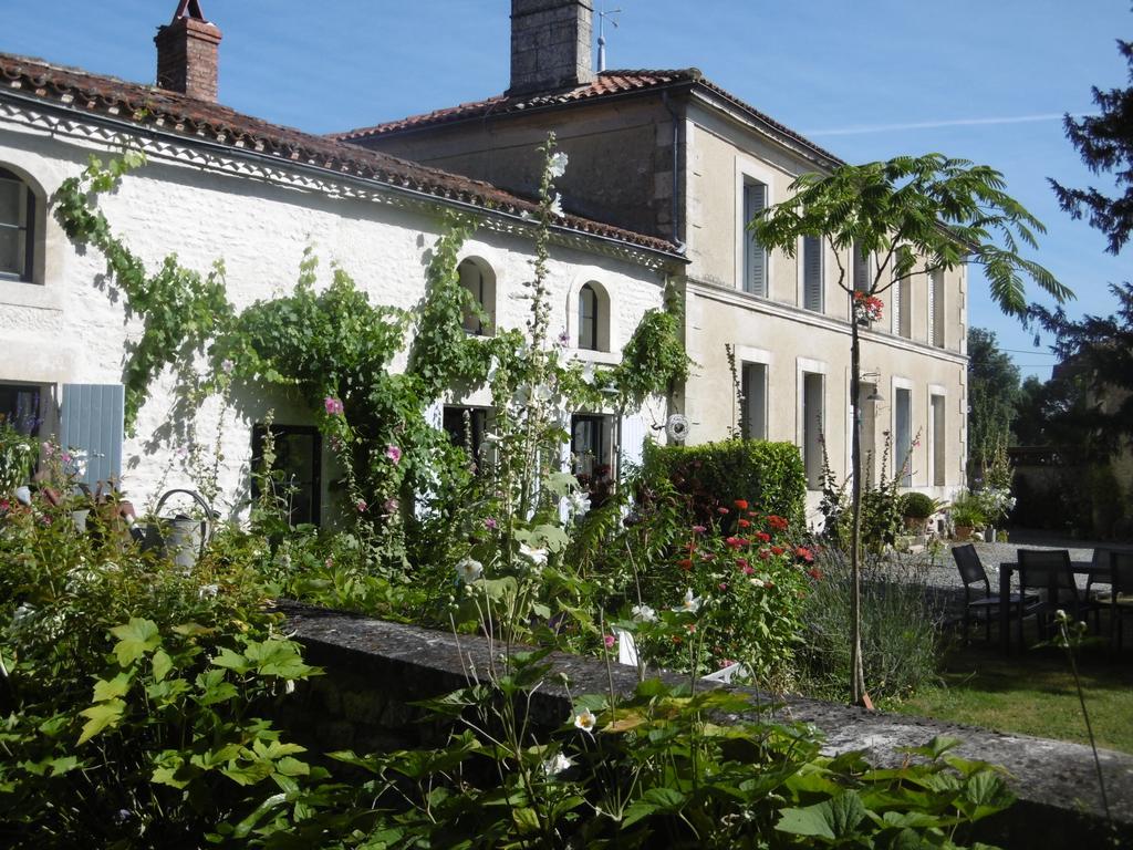 Saint-Saturnin-du-Bois Les 2 Madeleine B&B 외부 사진