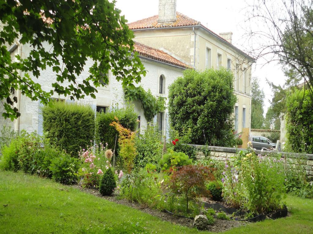 Saint-Saturnin-du-Bois Les 2 Madeleine B&B 외부 사진