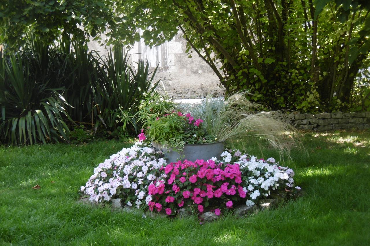 Saint-Saturnin-du-Bois Les 2 Madeleine B&B 외부 사진