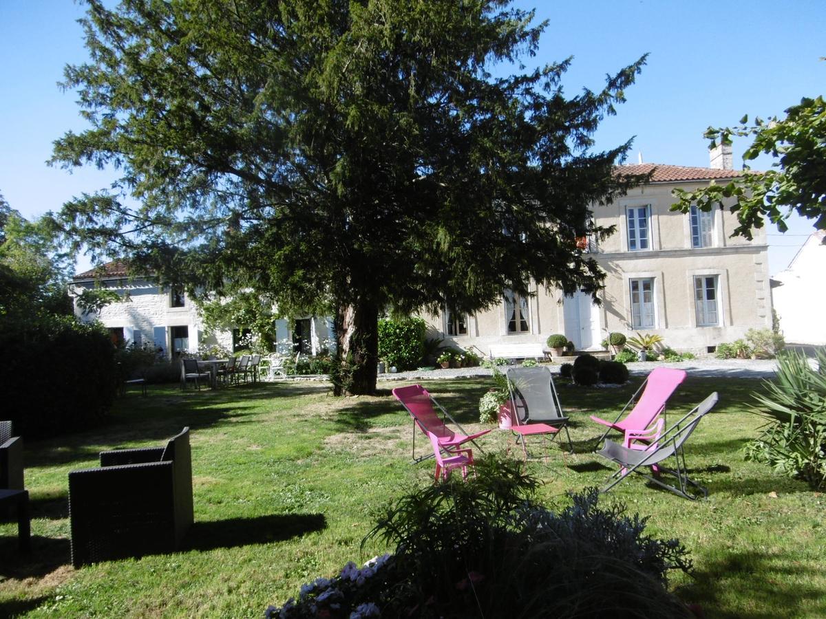 Saint-Saturnin-du-Bois Les 2 Madeleine B&B 외부 사진