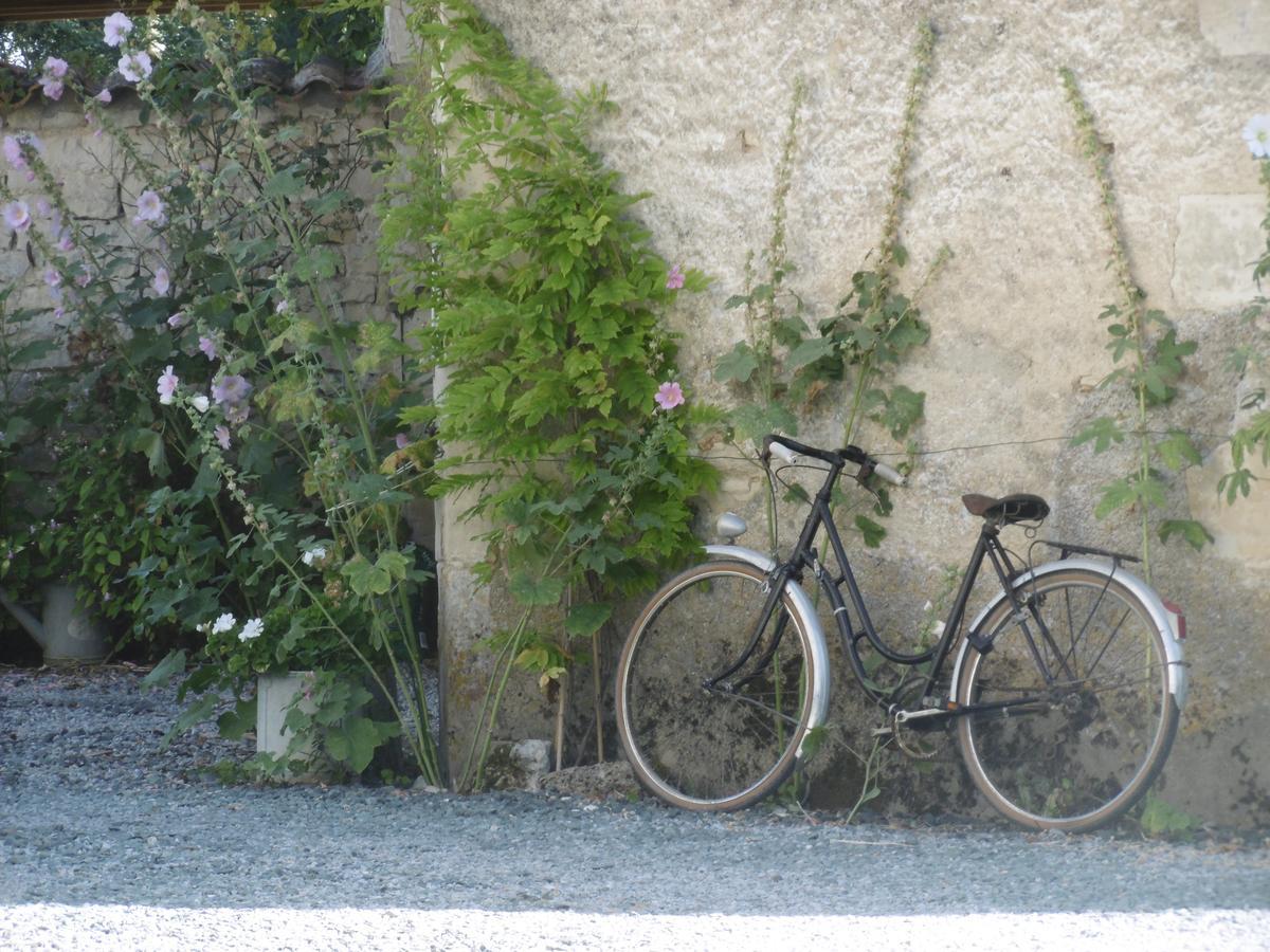 Saint-Saturnin-du-Bois Les 2 Madeleine B&B 외부 사진