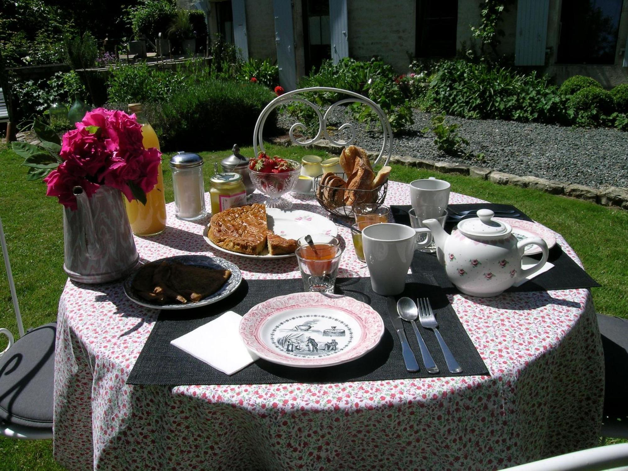 Saint-Saturnin-du-Bois Les 2 Madeleine B&B 외부 사진