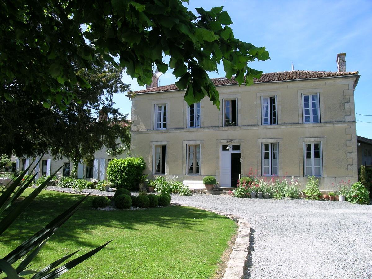 Saint-Saturnin-du-Bois Les 2 Madeleine B&B 외부 사진
