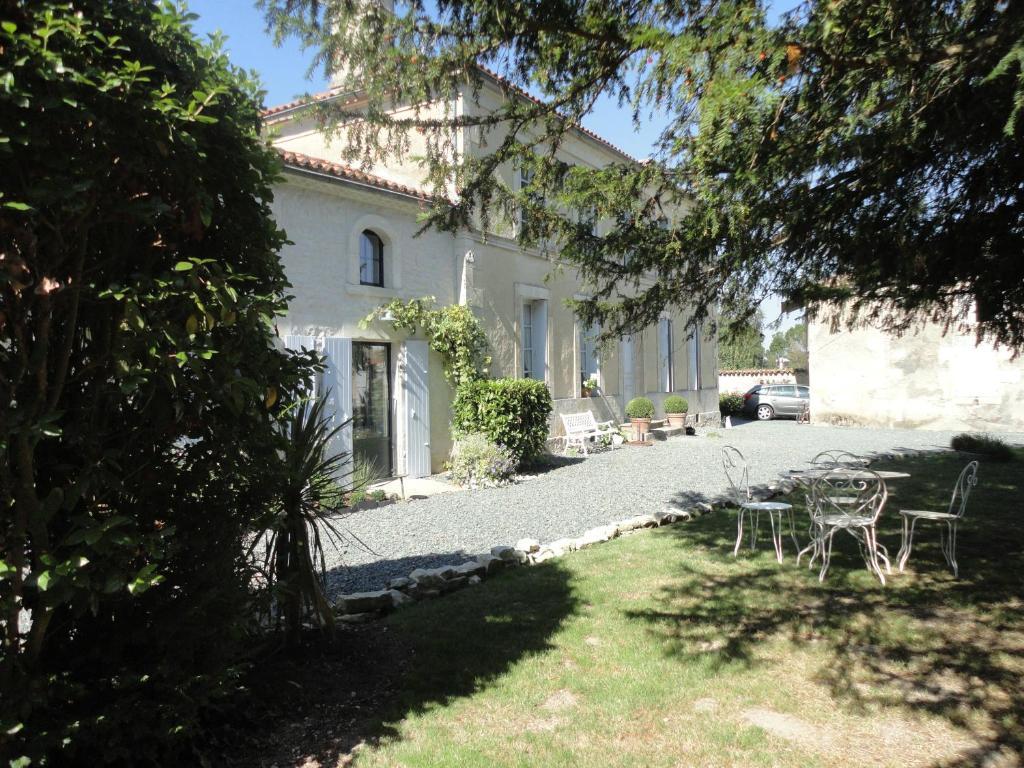 Saint-Saturnin-du-Bois Les 2 Madeleine B&B 외부 사진