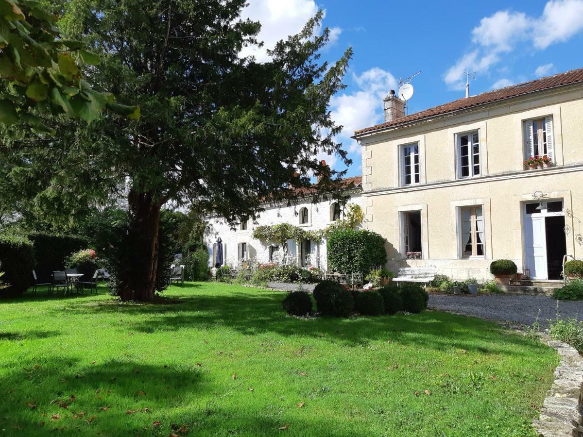 Saint-Saturnin-du-Bois Les 2 Madeleine B&B 외부 사진