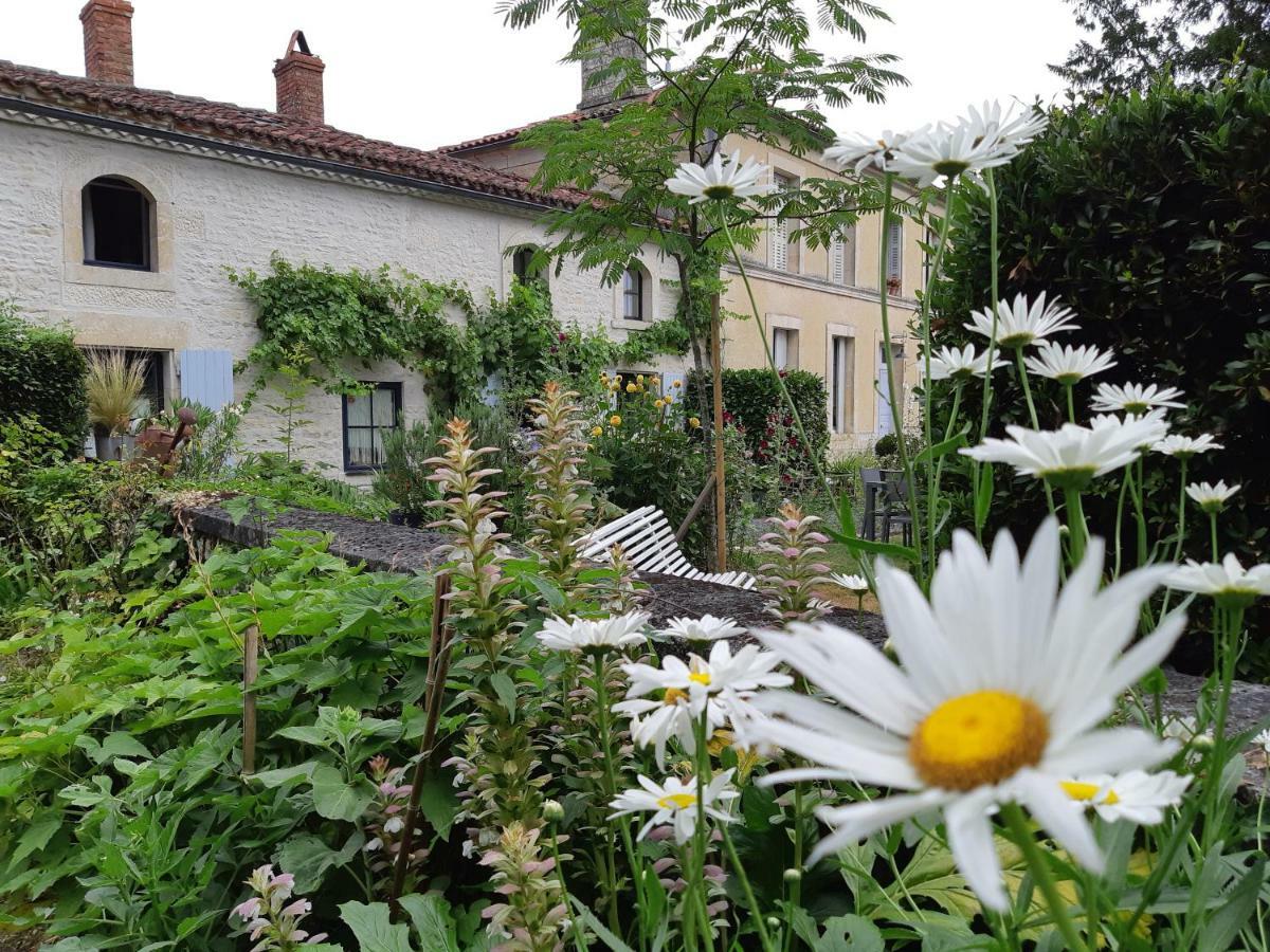 Saint-Saturnin-du-Bois Les 2 Madeleine B&B 외부 사진